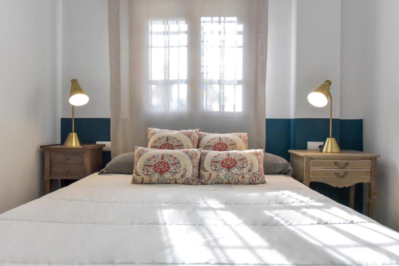 New! Retro Apartment In Central Neighbourhood Севілья Екстер'єр фото